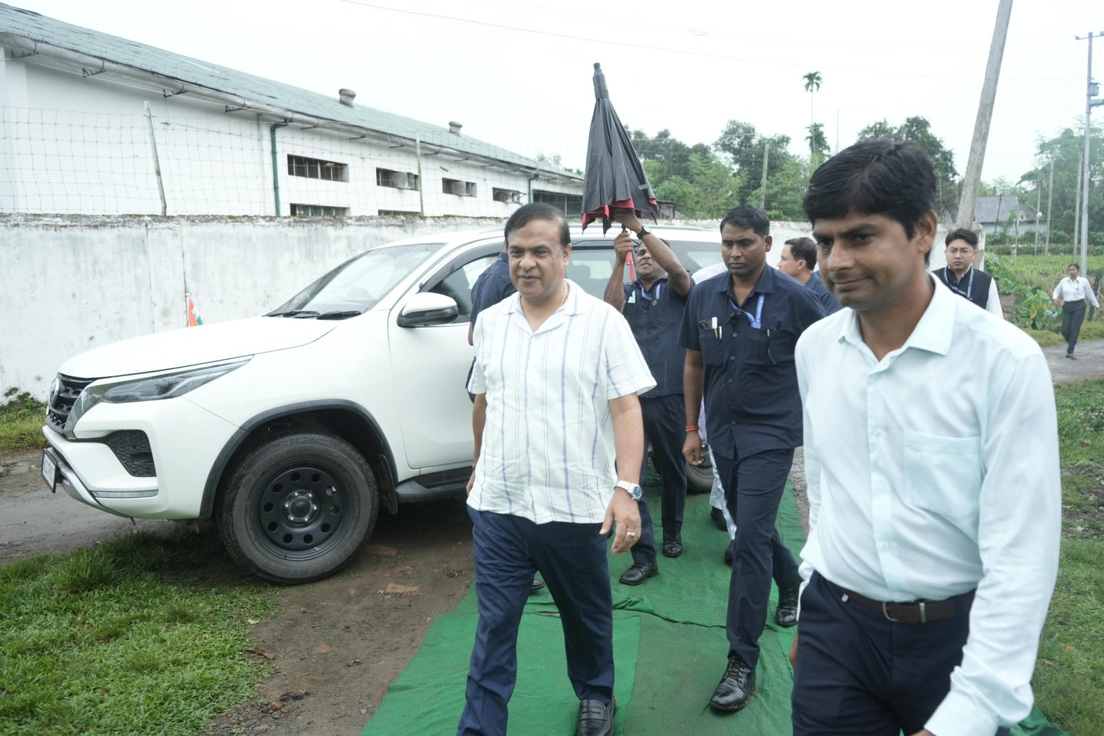 The Chief Minister of Assam arrives at Koomber Tea Estate; solar work by Arrays Ingenieria (Ingenieria), ex-servicemen-led MSME
