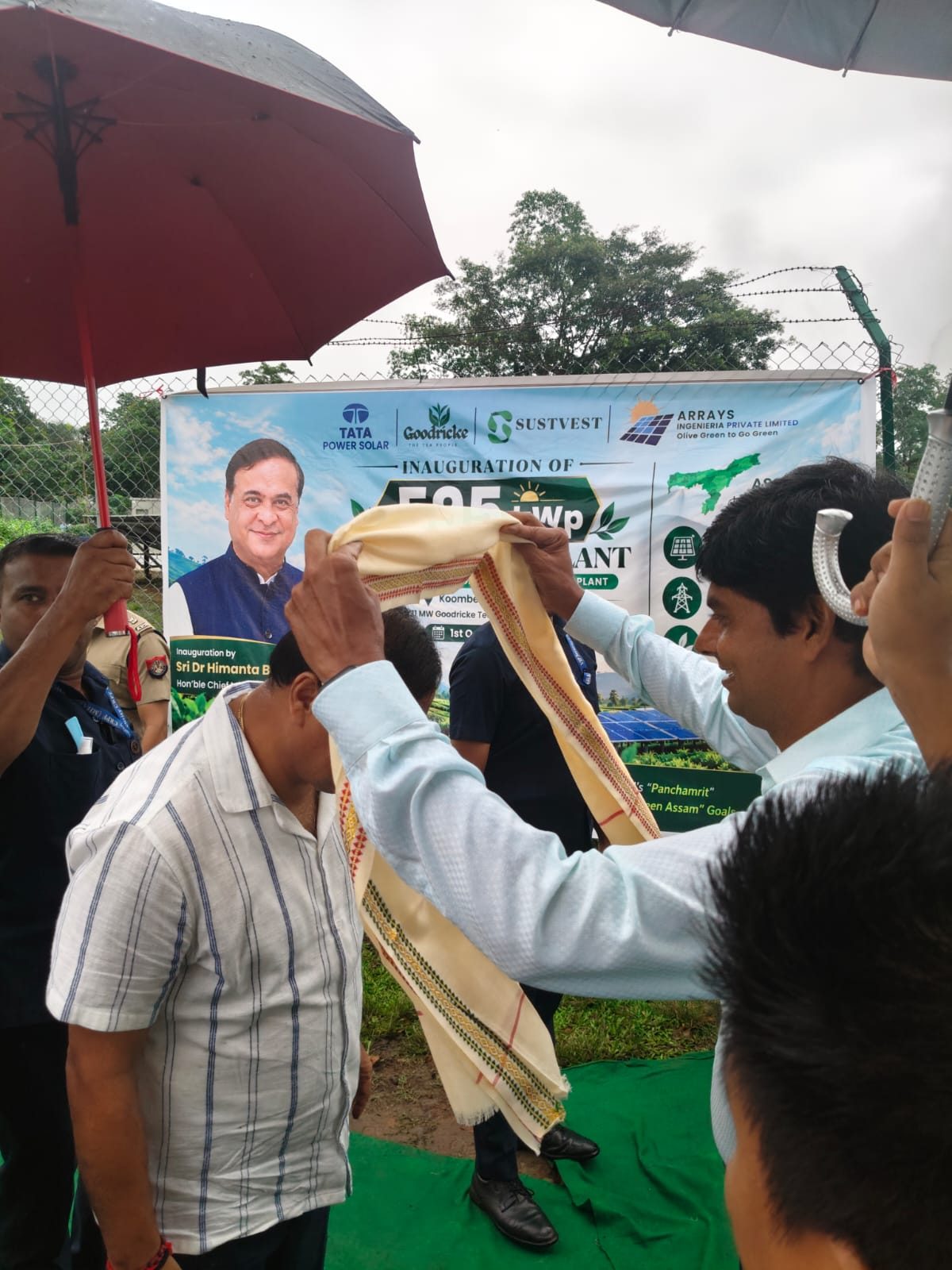 The Chief Minister is felicitated with a gamosa by Arrays Ingenieria at the inauguration
